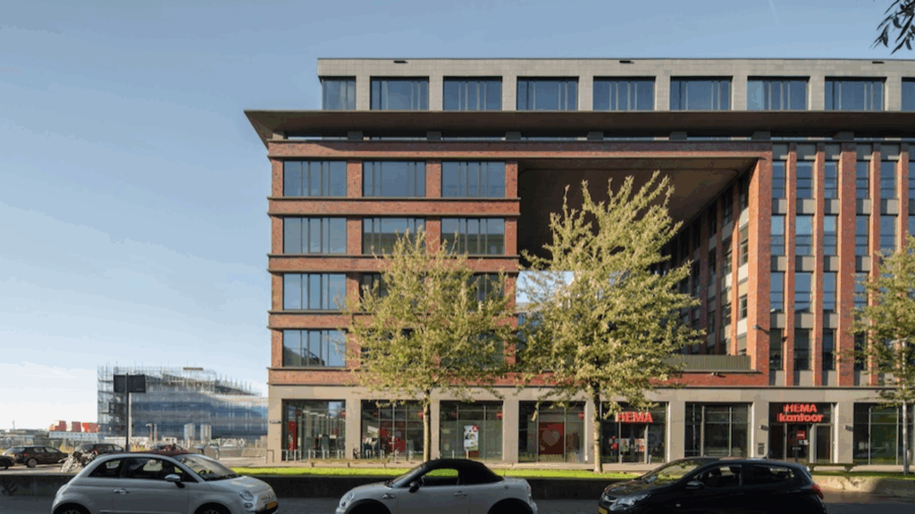 Vooraanzicht van het moderne kantoorgebouw Mt. Lincolnweg met HEMA kantoor en winkel op de begane grond.